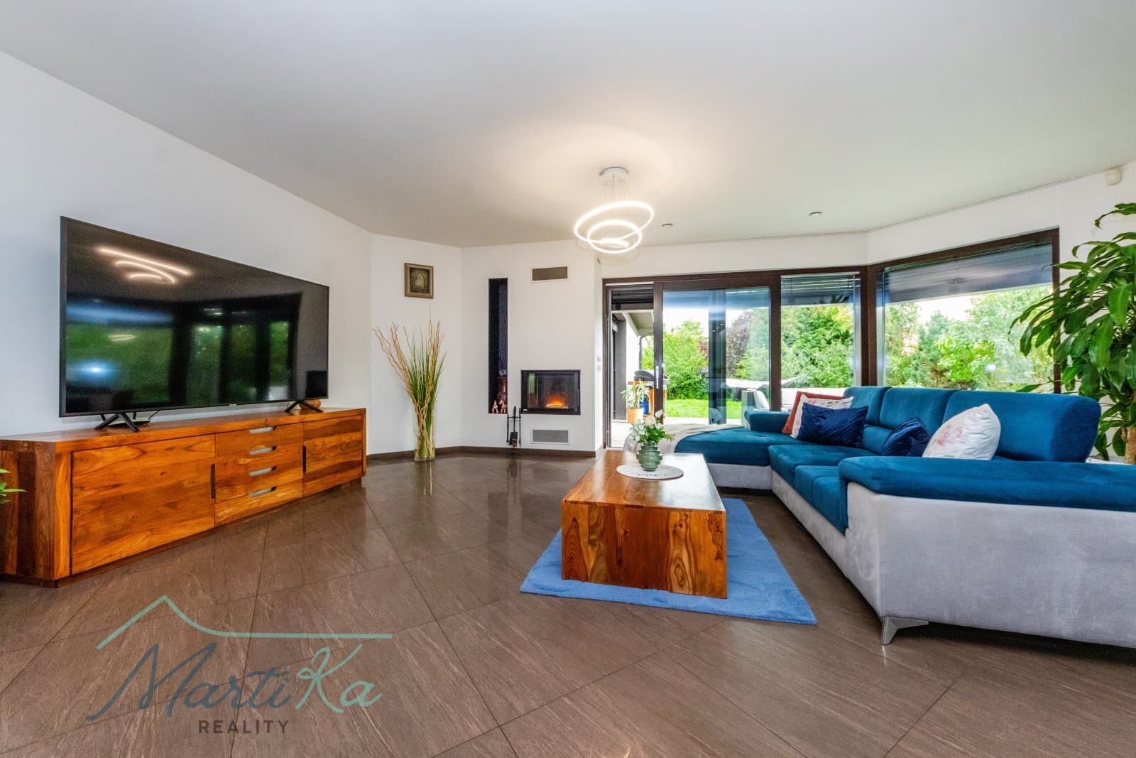 Bungalov v Mníšku pod Brdy - výjimečná poloha, výjimečný styl a elegance na 220 m2 s pozemkem 901m2