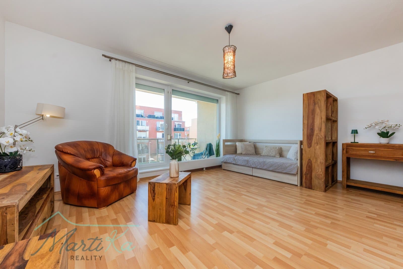 Byt 1+kk 31 m² s balkonem 5 m² a parkovacím stáním v Hostivici, startovní bydlení i chytrá investice