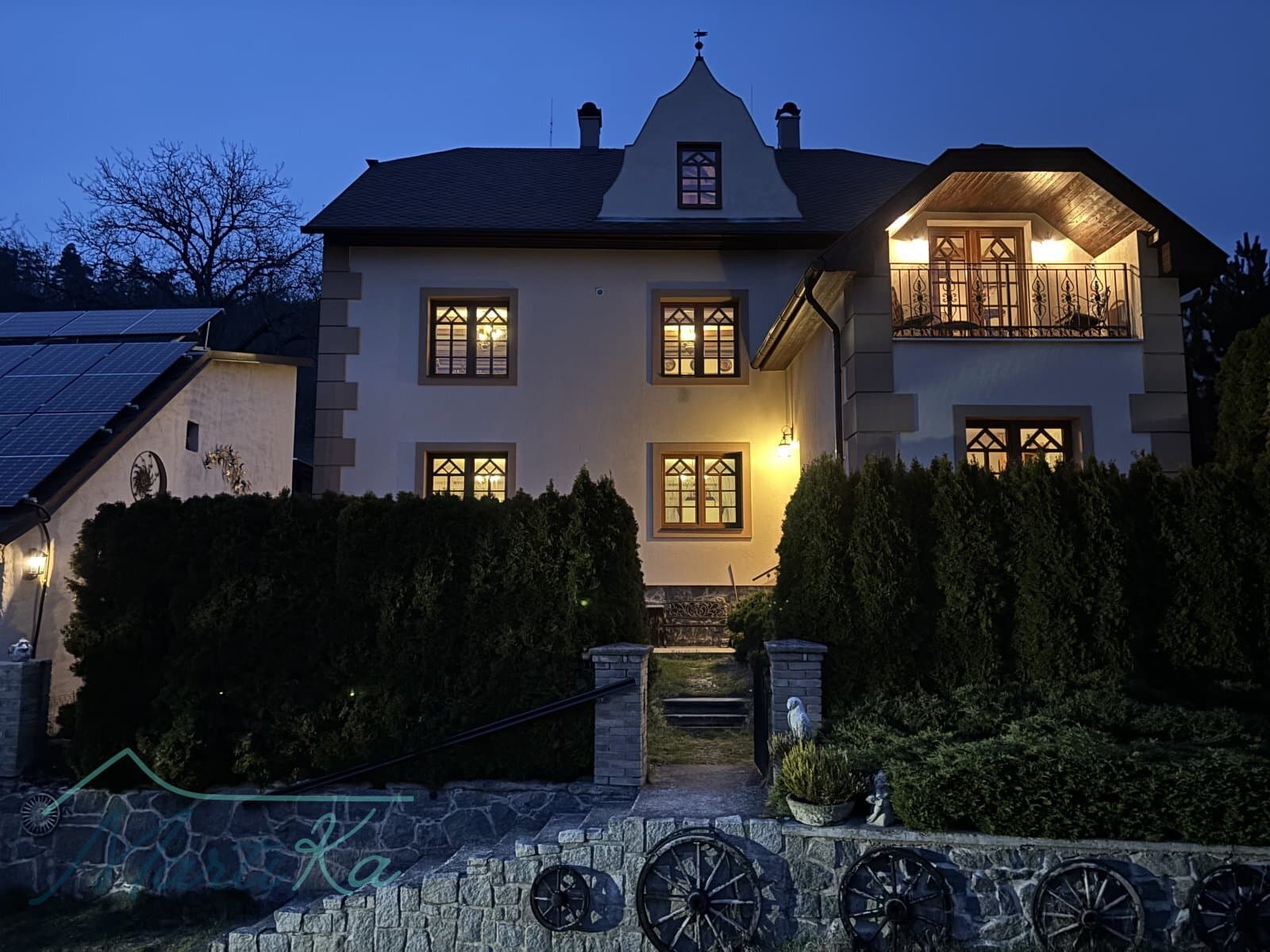 Výjimečné rodinné sídlo – více jak 350 m² na pozemku 9 285 m² u Prahy