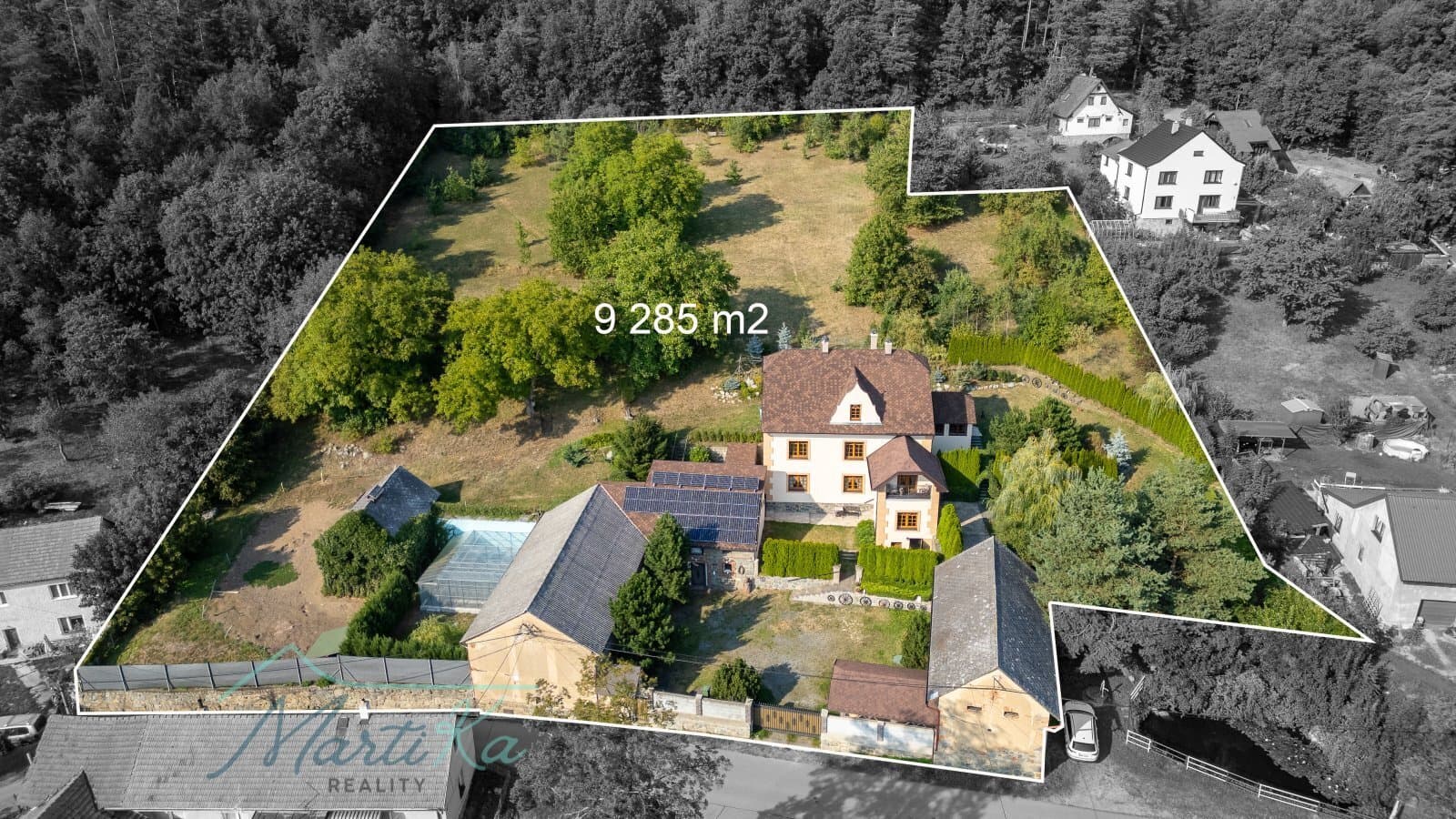 Výjimečné místo - spojení podnikání s bydlením – více jak 350 m² na pozemku 9 285 m² u Prahy